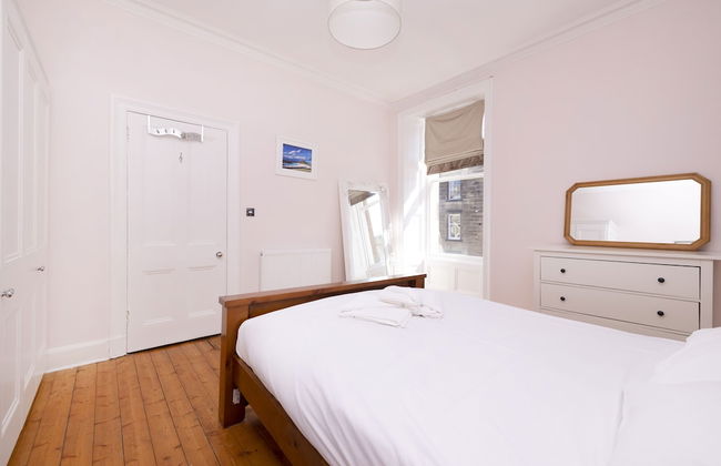 JOIVY Gorgeous 1-Bed Flat With A Shared Garden - Photo 2