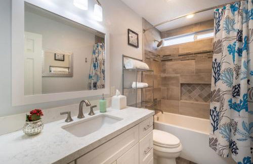 Stunning 4 Bedroom 1 Level- Pool, Spa, Grass Yard, Fire Pit, Garage, BBQ - Foto 22