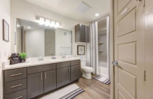 Lux Modern Art Apartment Near Eateries and Theater by RGS - Foto 10