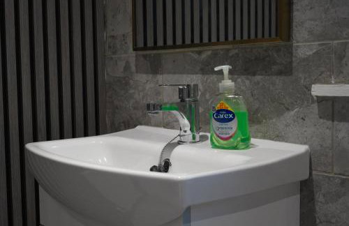 Modern 2-Bed House Free Parking Contractors & Families Friendly Rotherham - Foto 36