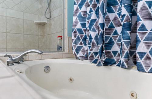 Entire Private Home with 5 Bedrooms 4 Bathrooms 3000 Sq ft Villa, Pool, Hot Tub, Nature, Garage, Winery, Available Now - Foto 26