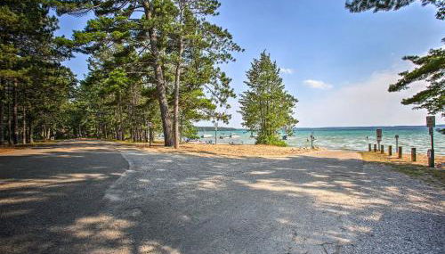 Higgins Lake Getaway with Fire Pit, Walk to Beach! - Foto 2
