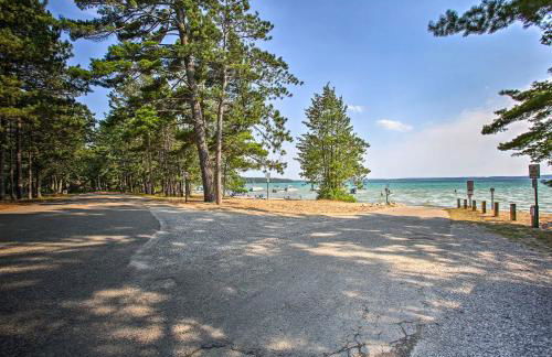 Higgins Lake Getaway with Fire Pit, Walk to Beach! - Foto 2