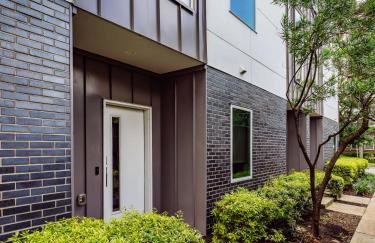 Modern Dallas Townhome with Private Rooftop, City View, Private Parking & Grill - Photo 26