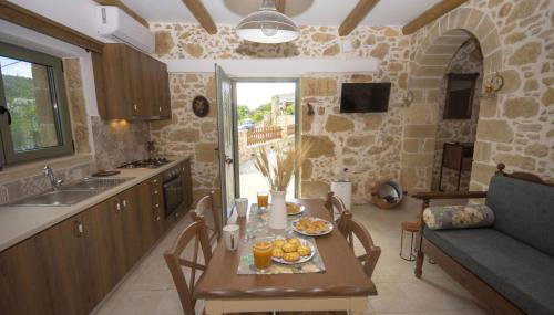 Pamelas House with Jacuzzi - Photo 3
