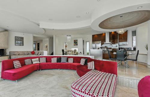 The Wave House! Custom Gem with Panoramic Views, Fire Pit, BBQ, Pool Table - Foto 57