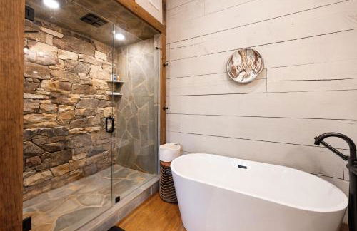 Copperline Lodge - Luxury Creekside Retreat - Creekside Views, Hot Tub, Game Room, Outdoor Fireplaces, Chef Kitchen, Fire Pit - - Foto 26