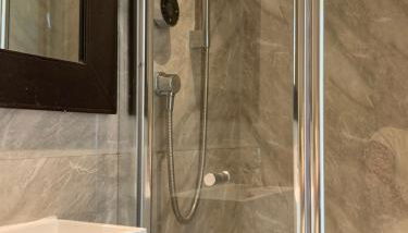 The City Hut - Photo 5, Shower