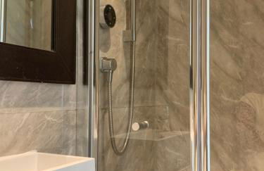 The City Hut - Photo 5