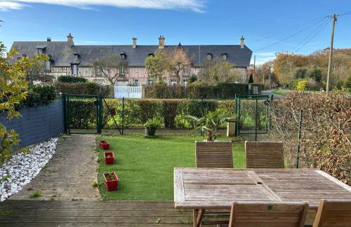 Les Douves Duplex 5 personnes lumineux avec jardin et terrasse aménagée , vue sur château à 5mn de la mer, proche Omaha Beach et Bayeux - Foto 3