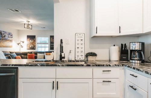 Longhorn Home with King Bed & Rain Showers Walk to DT Activities, Lake & Eateries - Foto 16