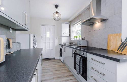 Cheerful 3 bedroom home with parking near Chester - Photo 41