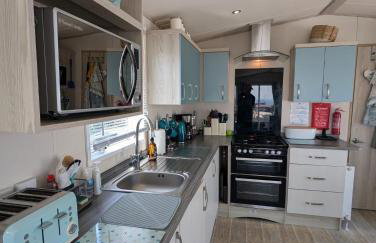 Beautifully presented beachcomber holiday home sited on the Durdle Door holiday park within a few minutes walk from the path that leads to the famous Durdle Door arch and Lulworth cove - Foto 14