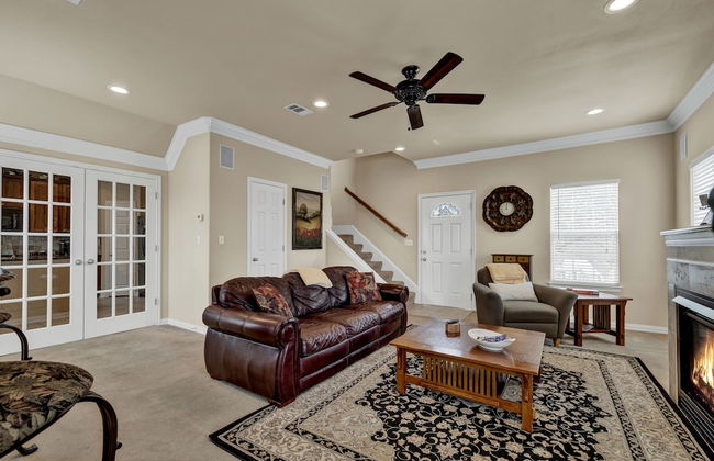 The Elizabeth Haus Upper Suite - Photo 10