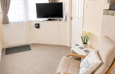 Belle Aire Beach Retreat at Hemsby with FREE WIFI Bed linen included Freely tvs in bedrooms and FREE onsite entertainment - Foto 7