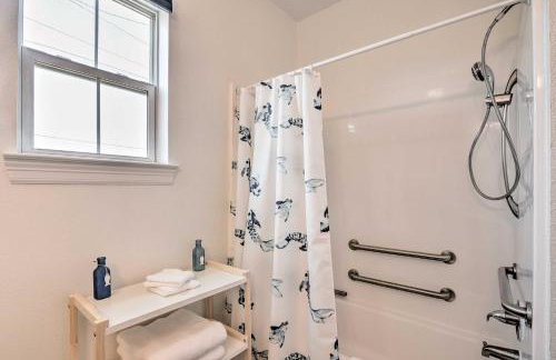 Walk to Beach Family Home with Patio in Galveston - Foto 23