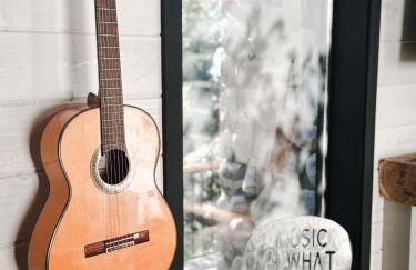 Haven at Cedar Haus Luxury 1BR Escape w Hot Tub EV Charger Gourmet Kitchen Fully Fenced Yard Dogs OK - Foto 22