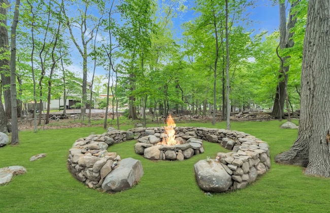 Fall Getaway With Hot Tub Fire Pit and Games - Photo 51