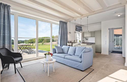 GUT KLETKAMP "Mühlenhof 5" - Ruhige Ferienwohnung mit 3 Schlafzimmern I Terrasse mit See- & Naturblick I Gemeinschaftsgarten I 15 Min zur Ostsee I Küche I Parkplatz I Waschmaschine I WLAN - Foto 1