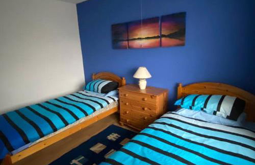 Quiet Secluded two Bedroom Bungalow With Parking - Photo 37