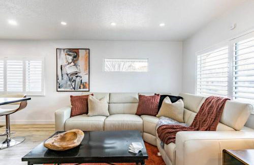 Modern Rustic Stay with Hot Tub near Downtown - Foto 1