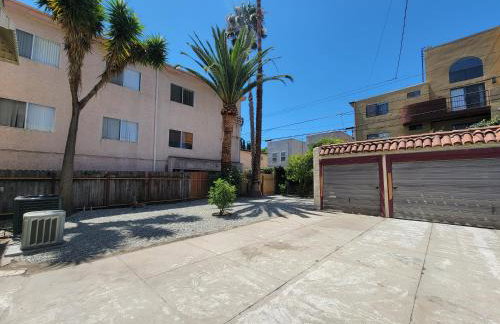 Perfectly located Pico Robertson ground floor 3 bedroom apartment Walk to restaurants WIFI TV Game Console Parking 5 minutes to Rodeo Drive - Foto 37