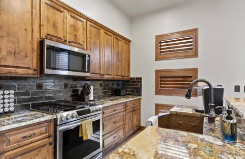 Reno Basecamp 2 King Suites, Walk to Food and Fun - Foto 10