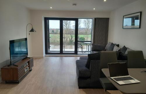 Central Modern and Spacious River view Apartment with parking - Foto 1