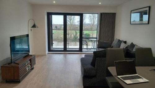 Central Modern and Spacious River view Apartment with parking - Foto 1