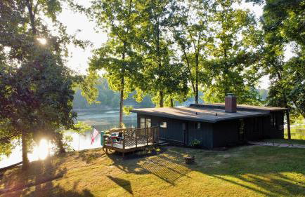Ozran Cottage - a mid-century Lakefront getaway - Foto 1