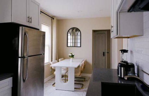 Chicago Chic, Cozy 1BR with Stylish Workspace - Photo 12