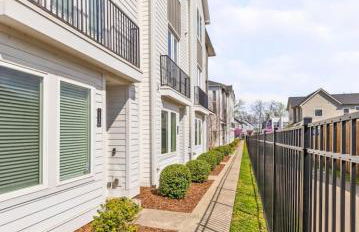 Upscale Townhome 3 miles to Downtown with 2 Car Garage - Foto 10