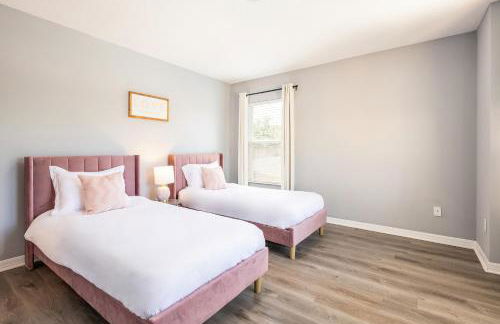 Family Retreat 6BR Villa with Private Pool, Spa & Theater near Disney - Foto 33