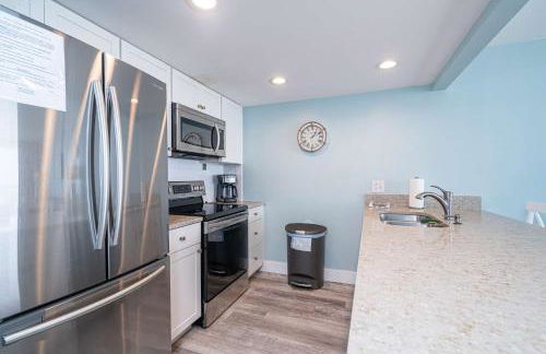 Edgewater Oasis Gorgeous Resort Condo on Beach! - Photo 10