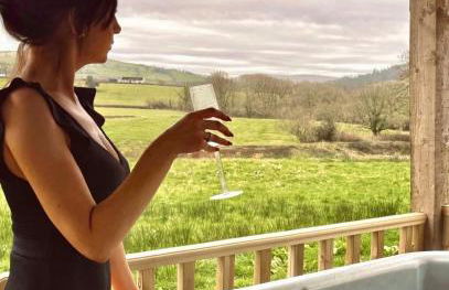 The Laundry Room Romantic cabin, hot tub & views - Photo 1