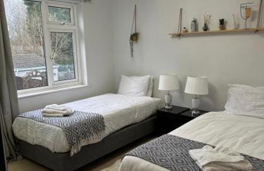 Spacious 4 Bedroom Contractors Friendly Home in Coventry Near Jaguar Land Rover & City Centre - Photo 12