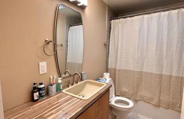 1 bed with washer dryer in unit, soaker tub near Field of Dreams - Foto 4