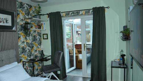 Cosy and Private with 55"TV and Dedicated Toilet Shower Space - Foto 3