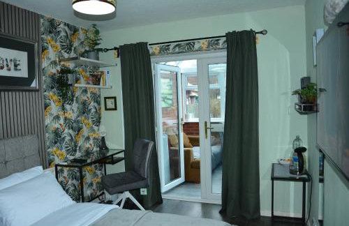 Cosy and Private with 55"TV and Dedicated Toilet Shower Space - Foto 3