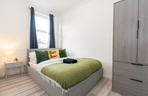 Amanah Properties - Elegant 4-Bedroom Home in Wembley with Parking, Perfect for Contractors - Foto 24