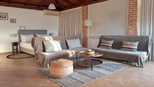 A View from the Attic Window. Kyparissia, Messinia - Foto 4