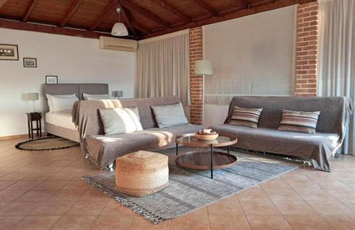 A View from the Attic Window. Kyparissia, Messinia - Foto 4