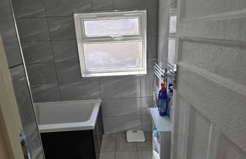 House - Sleeps 8 - Garden - Short Walk to Station - Foto 24