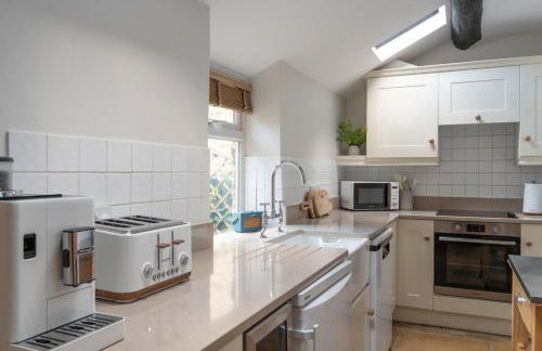 Charlotte's Cottage, a Charming Cotswolds Getaway - Photo 9