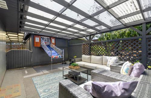 Family-Friendly 4BR Home with AC and Yard Near Airport - Foto 11