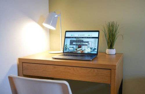 Charming House - Close to Shops & City Centre - Free Parking, Self-Check-In, Fast WiFi & Smart TV with Netflix by Yoko Property - Foto 13