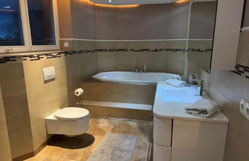 Modern dream house with private spa and gym - Foto 34