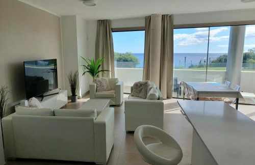 Luxury beachfront apartment with pool, sauna, fitness and gym in province Malaga, Andalusia - Photo 4