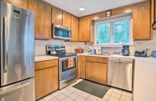 Deck and Grill, Walk to Beaches! Falmouth Retreat - Foto 58