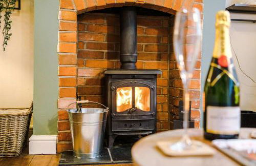 Beautiful Cozy Cottage in Sandbach by 53 Degrees Property, Sleeps 4 with FREE Parking - Photo 3